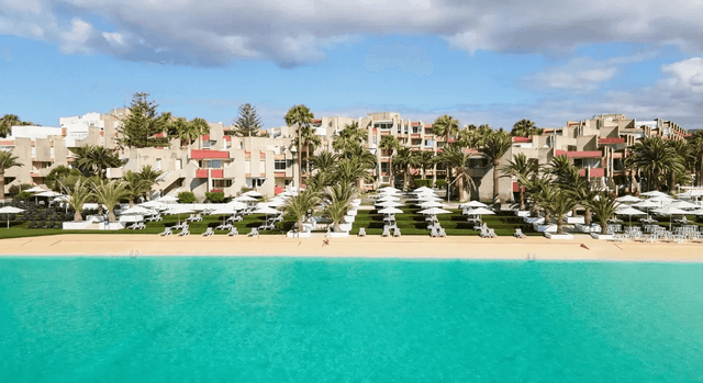Hotel Ona Alborada 3★ Tenerife — venkovní bazén s lehátky a slunečníky