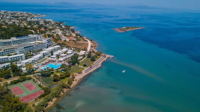 Hotel Dolce Attica Riviera 5★ — venkovní bazén s lehátky, Vravrona, Řecko