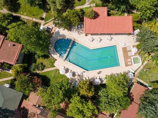 Hotel Petrino ECO Village 4★ — venkovní bazén obklopený zelení, Afytos, Řecko