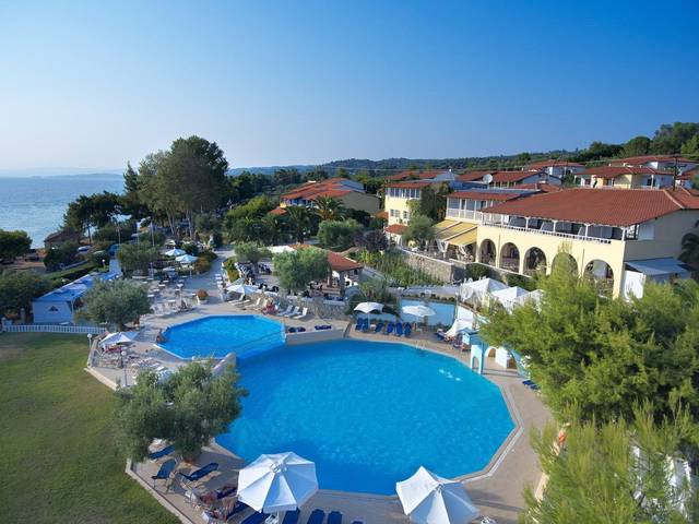 Acrotel Elea Beach Hotel 4★ — bazén s lehátky u moře, Akti Elia, Řecko