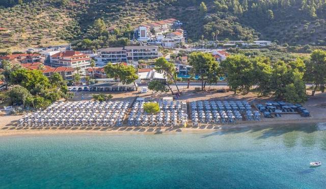 Lagomandra Beach Hotel 4★ — venkovní bazén s lehátky, Lagomandra, Řecko