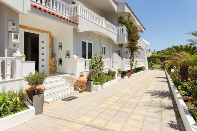 Venkovní bazén hotelu Varelis 2★ s lehátky, Kolymbia, Řecko