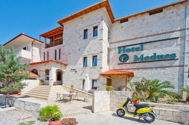 Medusa Aparthotel 3★ — venkovní bazén s lehátky, Kryopigi, Řecko