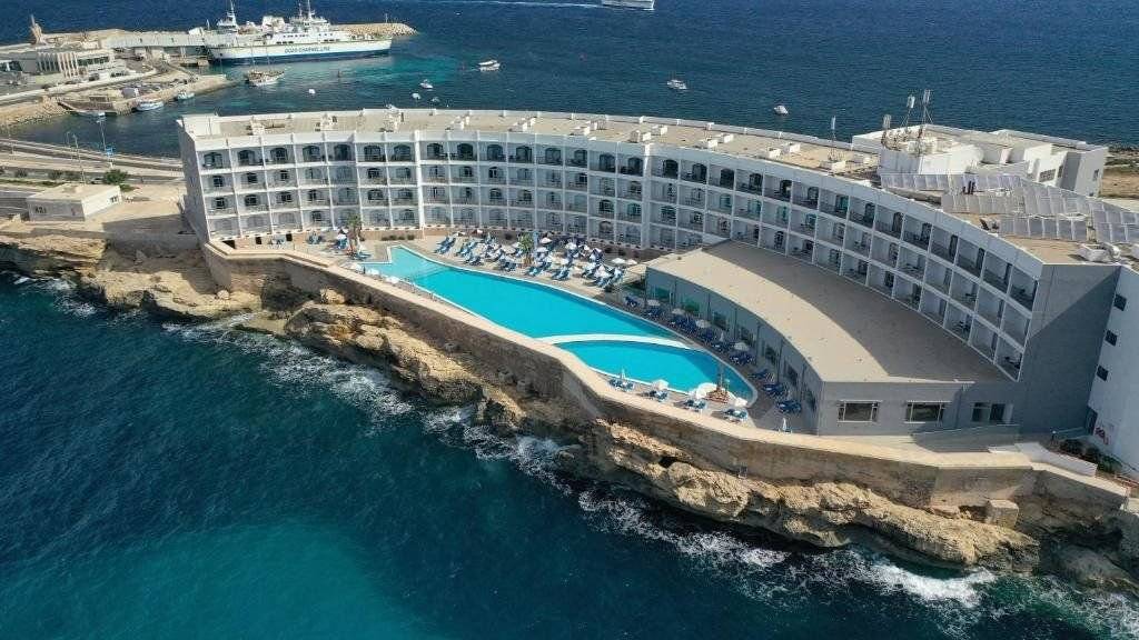 Paradise Bay — Malta, Malta - pobřeží