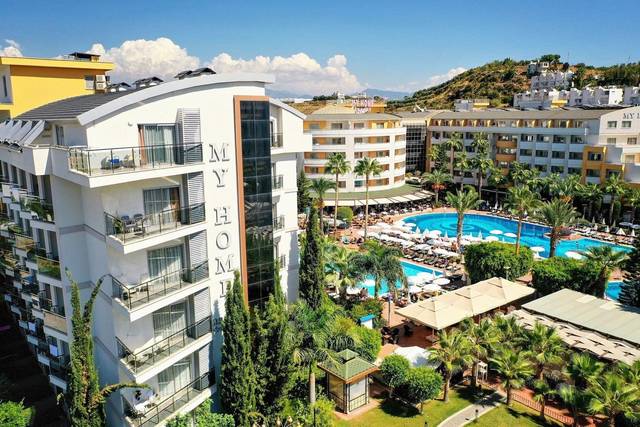 Hotel My Home Resort 5★ — hlavní bazén s lehátky, Alanya, Turecko