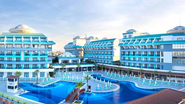Hotel Sensitive Premium Resort 5★ — hlavní bazén s lehátky, Belek, Turecko