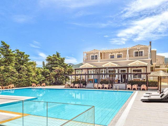 Hotel Thinalos 4★ — venkovní bazén s lehátky, Acharavi, Korfu, Řecko