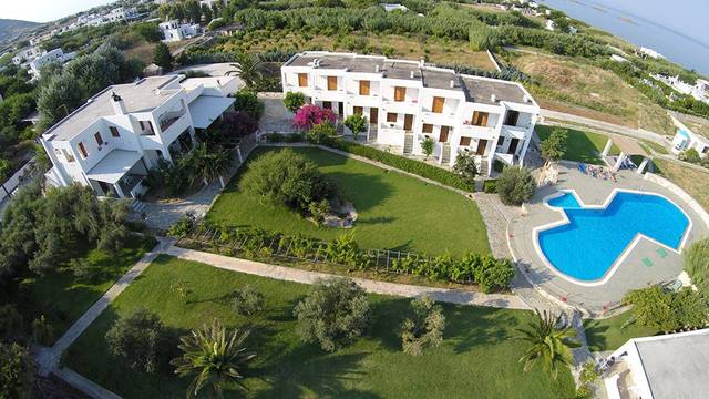Hotel Angela 2★ — venkovní bazén s lehátky, Skyros, Řecko