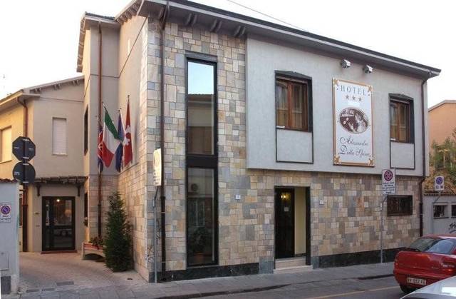Hotel Alessandro Della Spina 3★ — venkovní bazén s lehátky, Pisa, Itálie