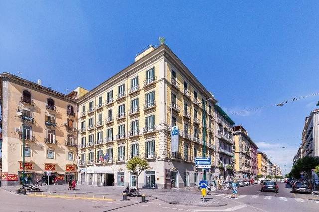 Best Western Hotel Plaza 4★ — venkovní bazén s lehátky, Neapol, Itálie