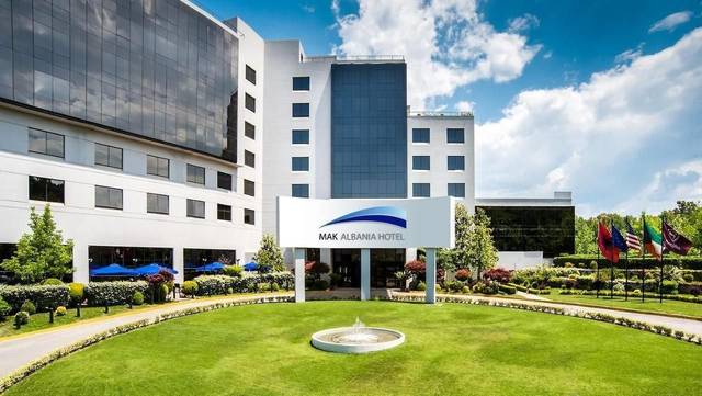 Hotel Mak Albania 5★ — moderní exteriér luxusního hotelu v centru Tirany, Albánie