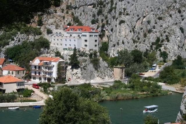 Villa Dvor 3★ – exteriér ubytování v Omiši, Chorvatsko, 516 m od pláže
