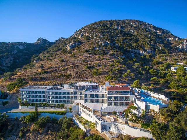 Hotel Mistral Mare 4★ — venkovní bazén s lehátky, Heraklion, Řecko