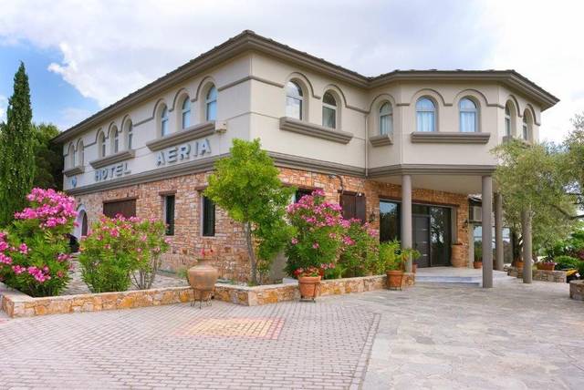 Hotel Aeria 3★ — venkovní bazén obklopený lehátky, Astris, Řecko