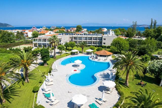 Hotel Aethria 3★ — venkovní bazén s lehátky v Limenas, Řecko
