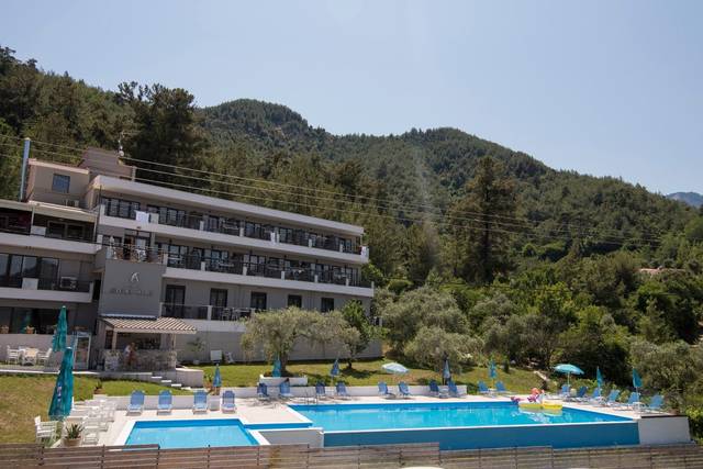 Hotel Aloe 3★ ve Skala Potamia, Řecko – venkovní bazén s lehátky