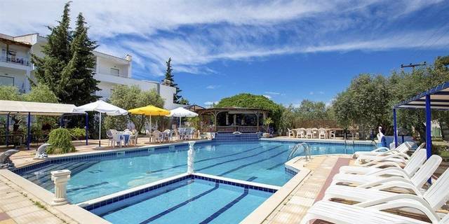 Hotel Astris Sun 3★ — venkovní bazén s lehátky, Potos, Řecko