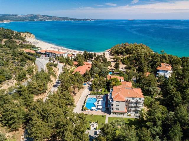 Hotel Green Bay 4★ — venkovní bazén s lehátky, Limenaria, Řecko