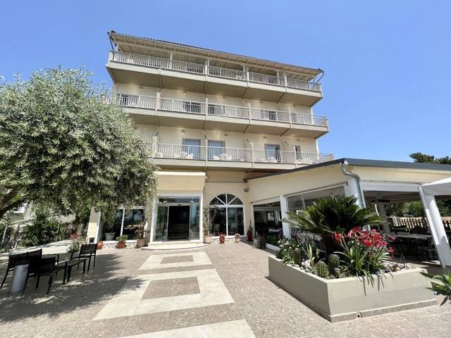 Hotel Thassos 3★ — venkovní bazén s lehátky, Potos, Řecko