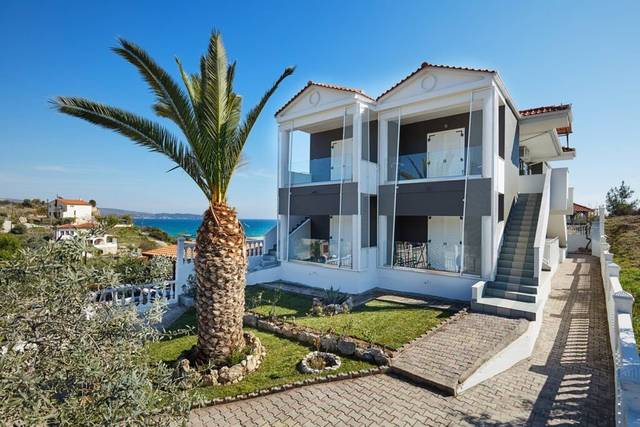 Hotel Villa Fylaktos 3★ — venkovní bazén s lehátky, Limenaria, Řecko