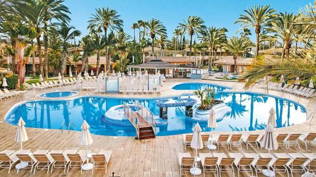 Hotel Suites & Villas by Dunas 4★ — hlavní bazén s lehátky, Gran Canaria