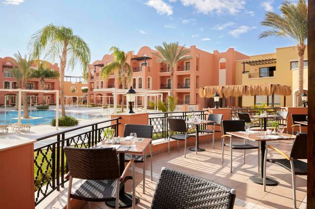 Hotel Jaz Neo Dar El Madina 4★ — hlavní bazén s lehátky, Marsa Alam, Egypt