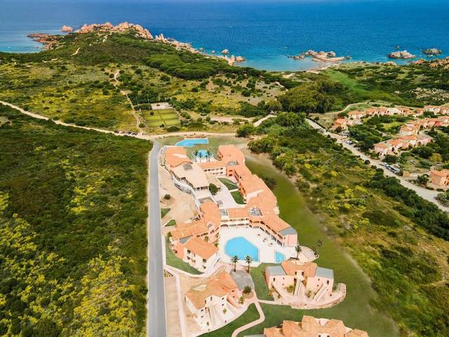 Hotel Red Sun Village 4★ — venkovní bazén s lehátky, Isola Rossa, Itálie
