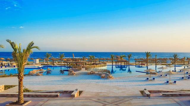 Hotel Lazuli and Resort 5★ — hlavní bazén s lehátky, El Quseir, Egypt