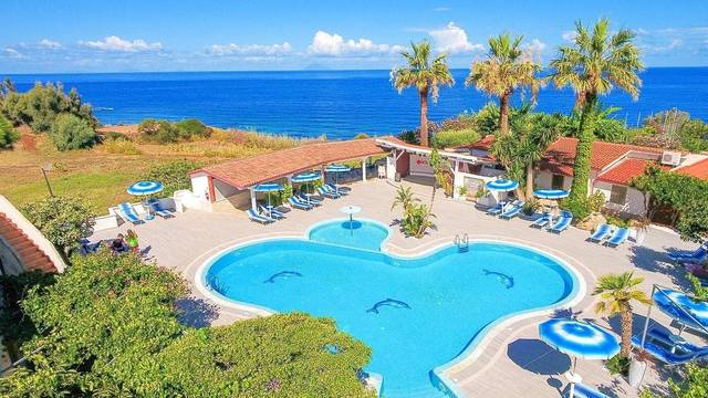 Residence Le Playe 3★ — venkovní bazén s lehátky, Santa Domenica, Itálie