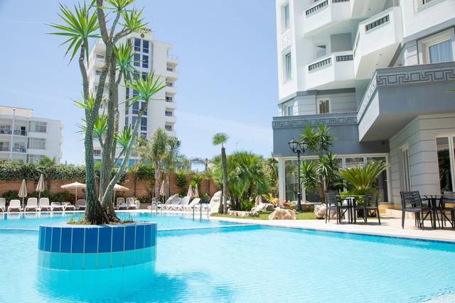 Hotel Dyrrah 4★ — moderní exteriér ubytování v centru Durrës, Albánie