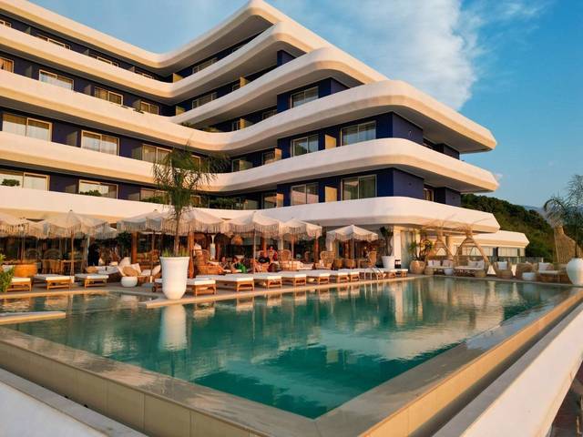 Hotel Regina Blue 4★ — exteriér moderní budovy v letovisku Vlora, Albánie