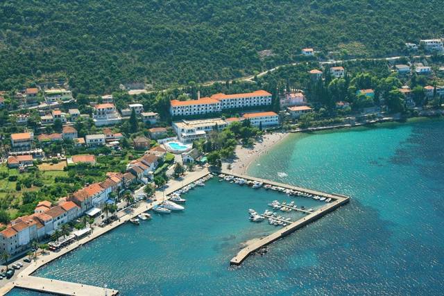 Hotel Faraon 3★ — exteriér hotelu přímo u moře v Trpanj, Chorvatsko