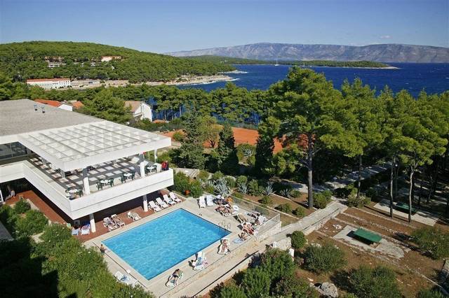 Hotel Hvar 3★ — venkovní bazén se slunečními lehátky, Hvar, Chorvatsko