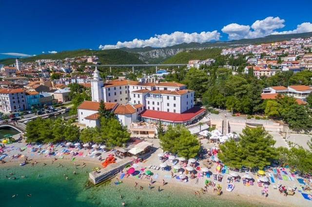 Hotel Kaštel 3★ Crikvenica – venkovní bazén s lehátky, Chorvatsko