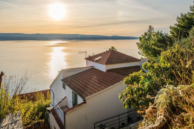 Villa Leon 3★ — exteriér hotelu v centru Omiše, Chorvatsko, 76 m od pláže