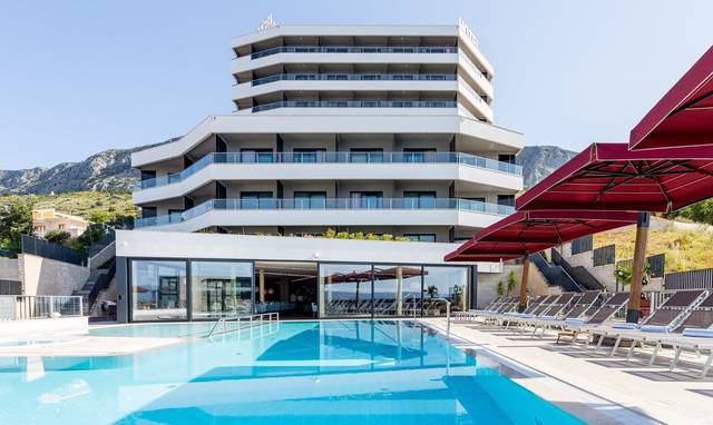 Hotel Plaža Duce 4★ — exteriér hotelu v Omiši, 80 m od pláže