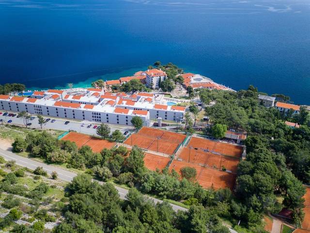 Punta Vitality Hotel ★★★★ — venkovní bazén s lehátky, Lošinj, Chorvatsko