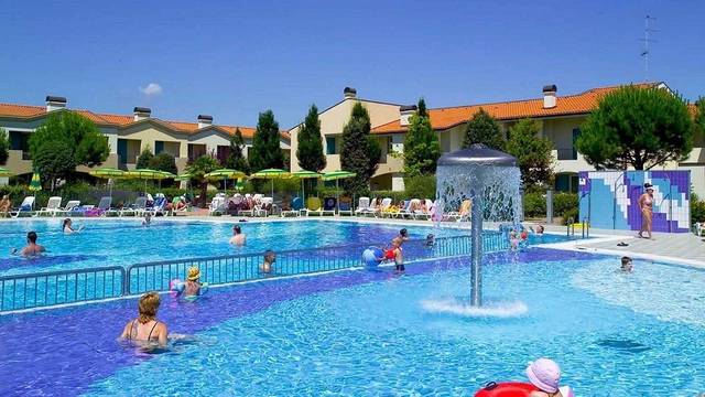 Hotel Villaggio Marco Polo 5★ — venkovní bazén s lehátky, Bibione, Itálie