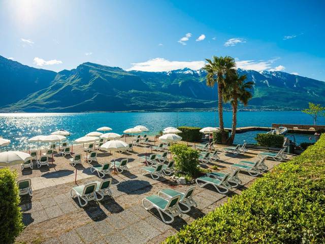 Hotel Leonardo da Vinci 4★ — exteriér hotelu s výhledem na jezero Garda, Limone sul Garda