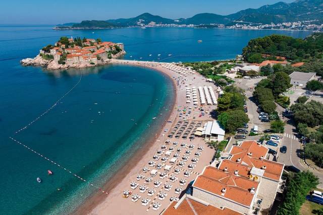 Hotel California 5★ — venkovní bazén s lehátky u moře, Budva, Černá Hora