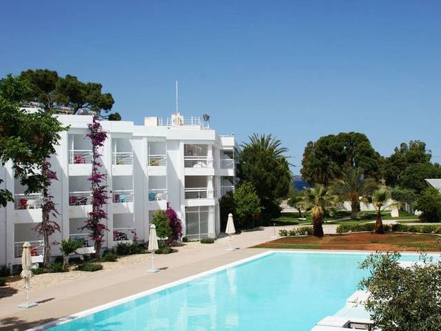 Marathon Beach Resort 3★ — venkovní bazén s lehátky, Nea Makri, Řecko