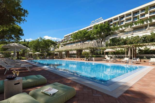Arba Resort Valamar Collection 4★ — venkovní bazén s lehátky, Rijeka, Chorvatsko