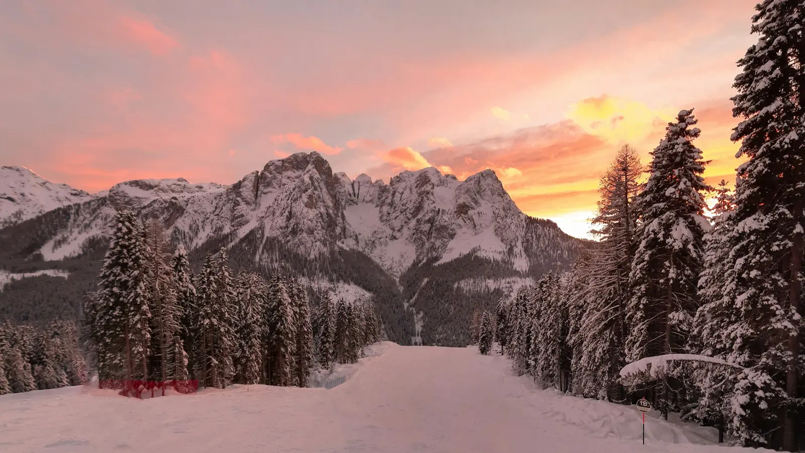 Sella Ronda: průvodce okruhem kolem Selly a lyžováním ve Val di Fassa